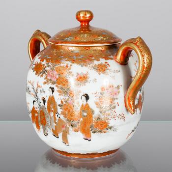 BURK MED LOCK, porslin, Satsuma, Japan sekelskiftet 1800/1900.