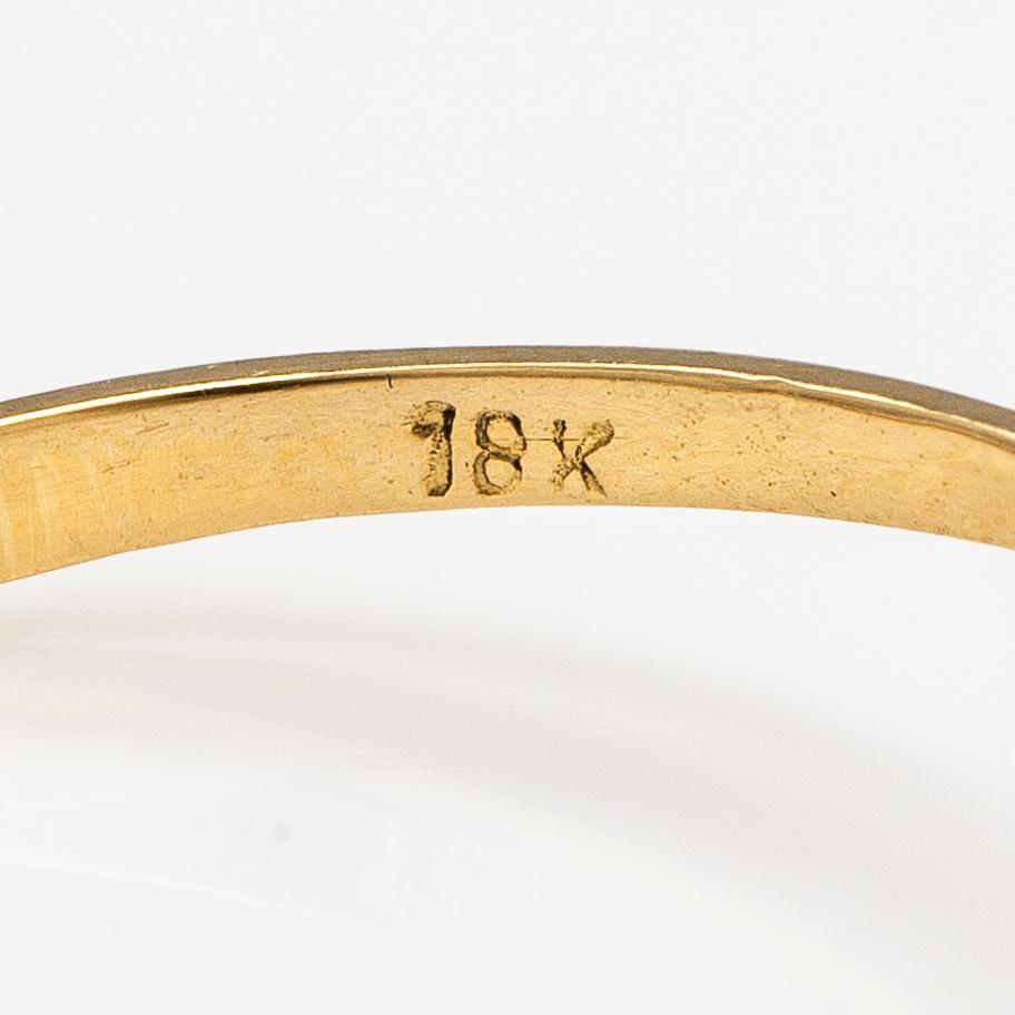 Ring, 18K guld, smaragd och diamanter ca 0.24 ct tot.