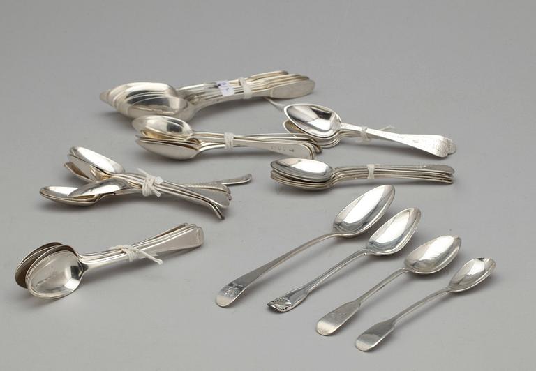 PARTI SKEDAR, ca 60 st, silver, blandade tillverkare och städer, mest England. 1700-1800-tal. Totalvikt ca 1200 gram.