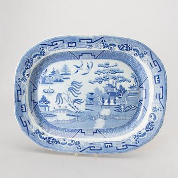 UPPLÄGGNINGSFAT, flintgods bl.a. Stafford-shire, 10 delar, 1900-tal.