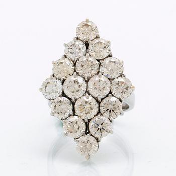 An 18K white gold and diamond ring, approx. 11.2 ct.