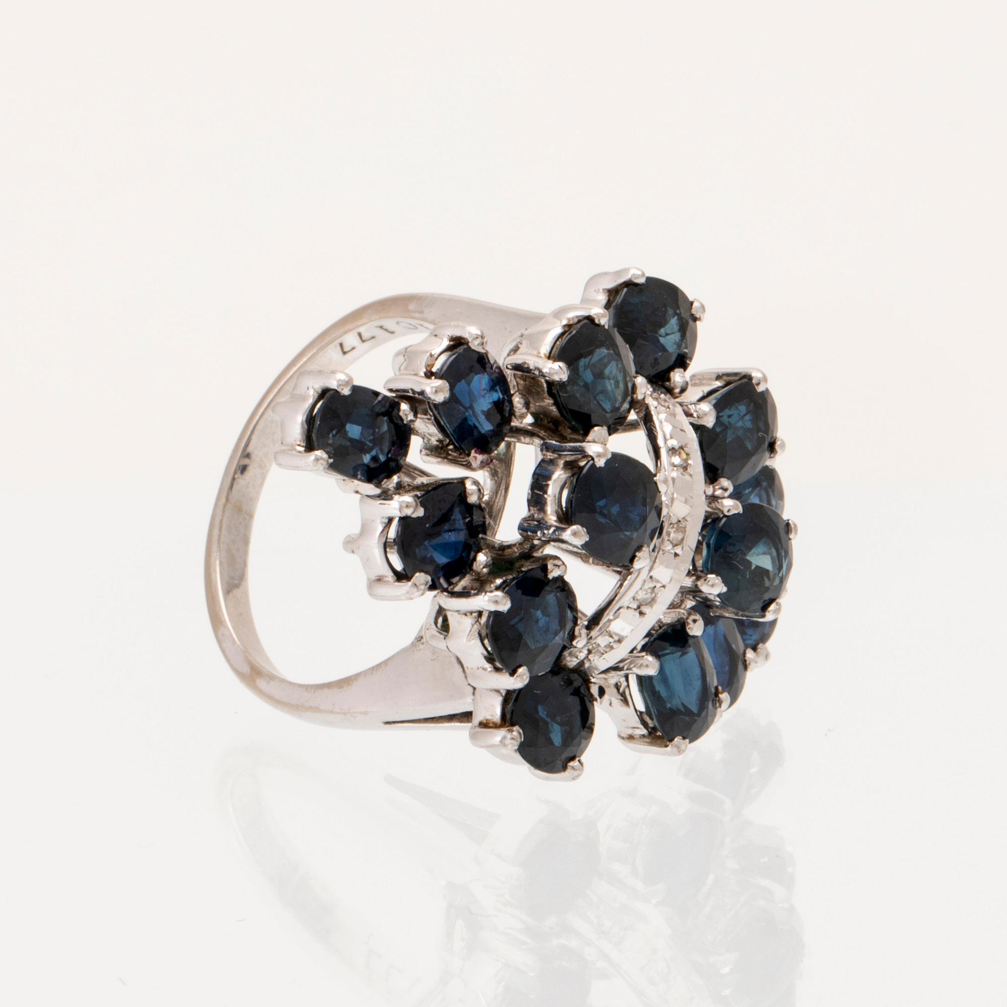 Ring/Cocktailring 18K vitguld med ovalt fasetterade safirer samt runda enkelslipade diamanter.