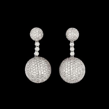 1112. A pair of brilliant cut diamond earrings, tot. 10.50 cts.