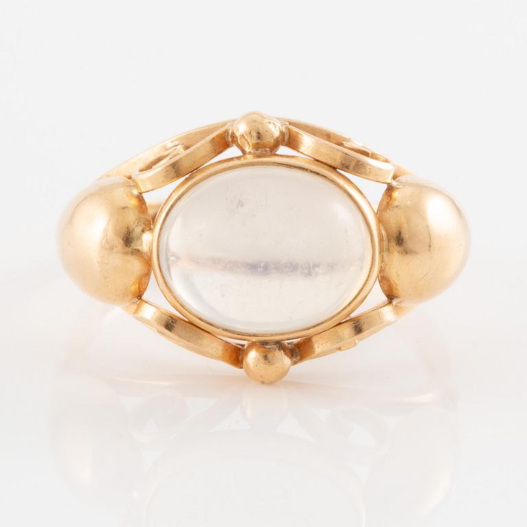 Ring, 18K gold with moonstone.