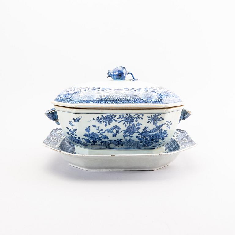 A Chinese Qianlong porcelain tureen with cover and stand.