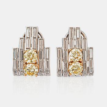 ÖRHÄNGEN, Binder, 4 st Fancy Yellow diamanter totalt 1.80 ct samt 48 baguetteslipade diamanter totalt ca 2.00 ct.