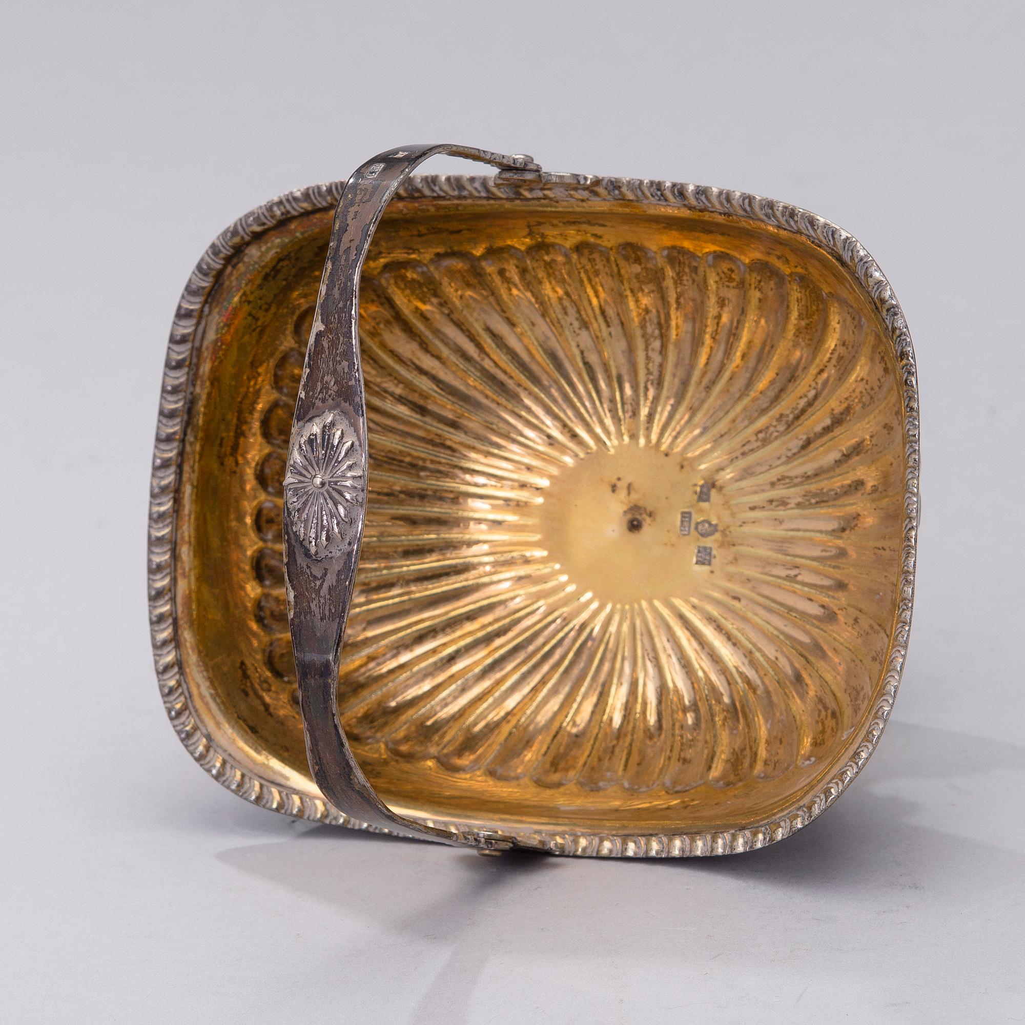 BONBONJÄR, silver, kontrollmästarstämpel Michail Michailovich Kaprinski, Moskva 1822. Vikt 300 g.