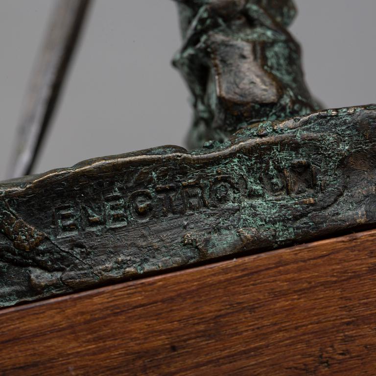 ALICE NORDIN, skulptur, signerad samt märkt Electrolux, patinerad brons 34 cm.