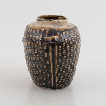 A blue and white bowl and a storage jar, Qing dynasty.