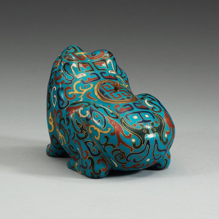 A cloisonné censer with cover in the shape of a frog, Qing dynasty (1644-1912).