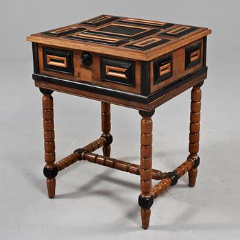 KISTA PÅ BENSTÄLLNING, barockstil, 1900-tal.