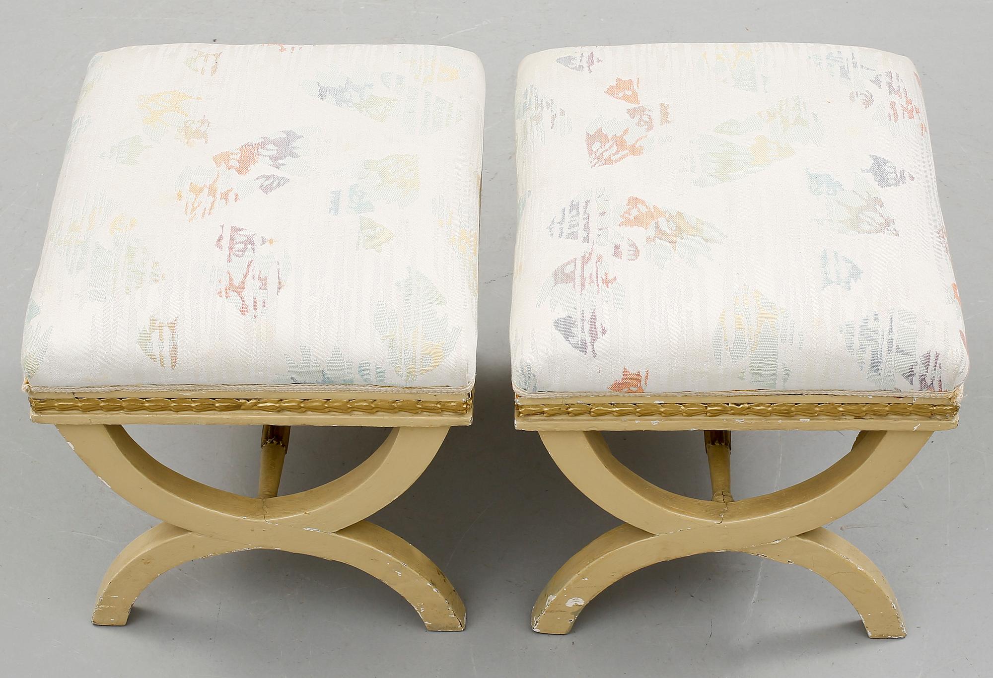 TABURETTER, ett par, sengustavianska, omkring år 1800.