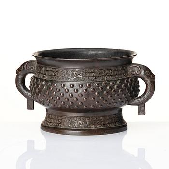 A bronze censer, Gui, late Ming dynasty (1368-1644).