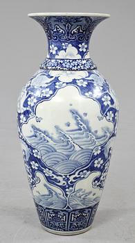 GOLVURNA, porslin, Japan, 1800-tal.