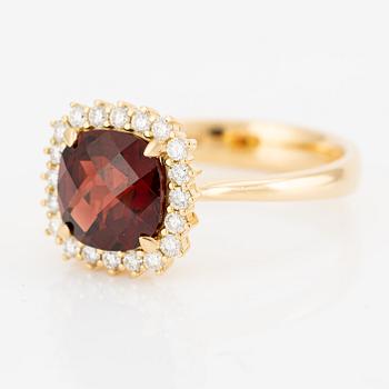 Ring 18K guld med fasettslipad granat och briljantslipade diamanter.