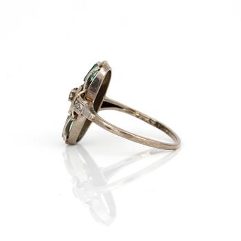 RING, 18K vitguld med diamant, ca 0,04 ct och troligen baguetteslipad smaragder. Total vikt ca 2,90 g.