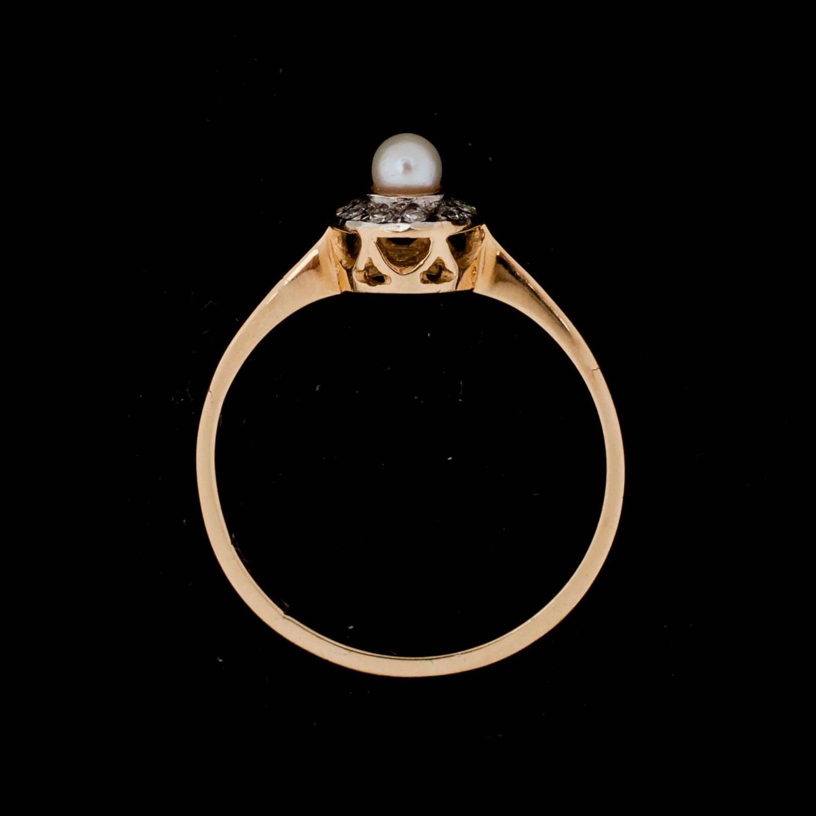 RING, 18 k guld med pärla samt diamanter. Vikt ca 1,9 g.