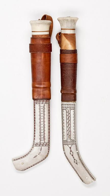 SAMEKNIVAR, 2 st, renhorn samt björk, Johan Andersén, monogramsignerade.