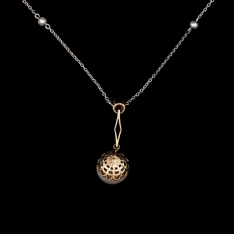 A PENDANT, platinum, diamond, pearl. Russian maker's marks, St Petersburg early 1900s.
