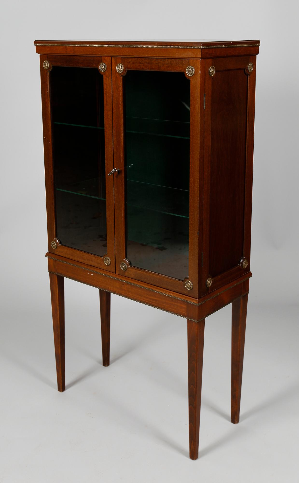 VITRINSKÅP, gustaviansk stil, 1900-talets mitt.