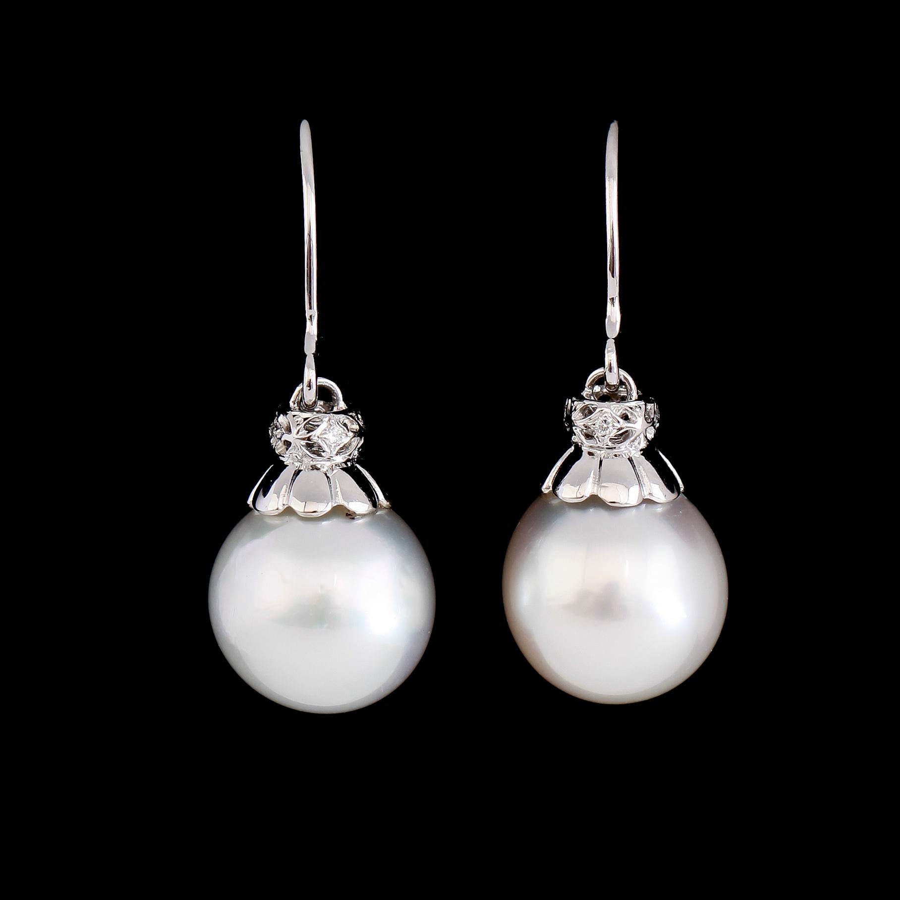 ÖRHÄNGEN, 1 par, 14K vitguld, vittonade South Seapärlor, diamanter tot ca 0.05 ct.