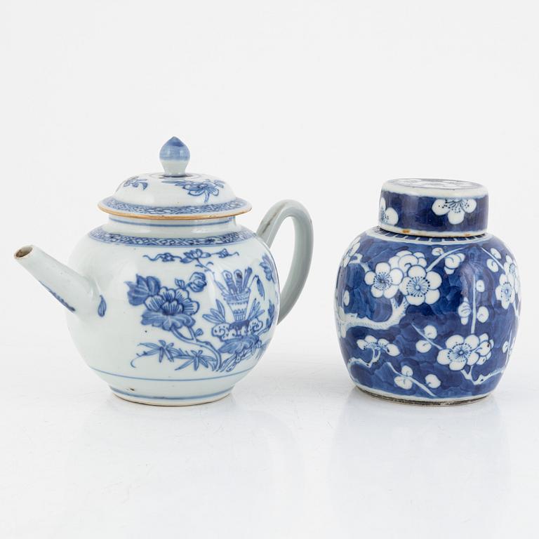 A blue and white Chinese exportporcelain teapot with a blue and white tea caddy, Qing dynasty, 18th and 19th century.