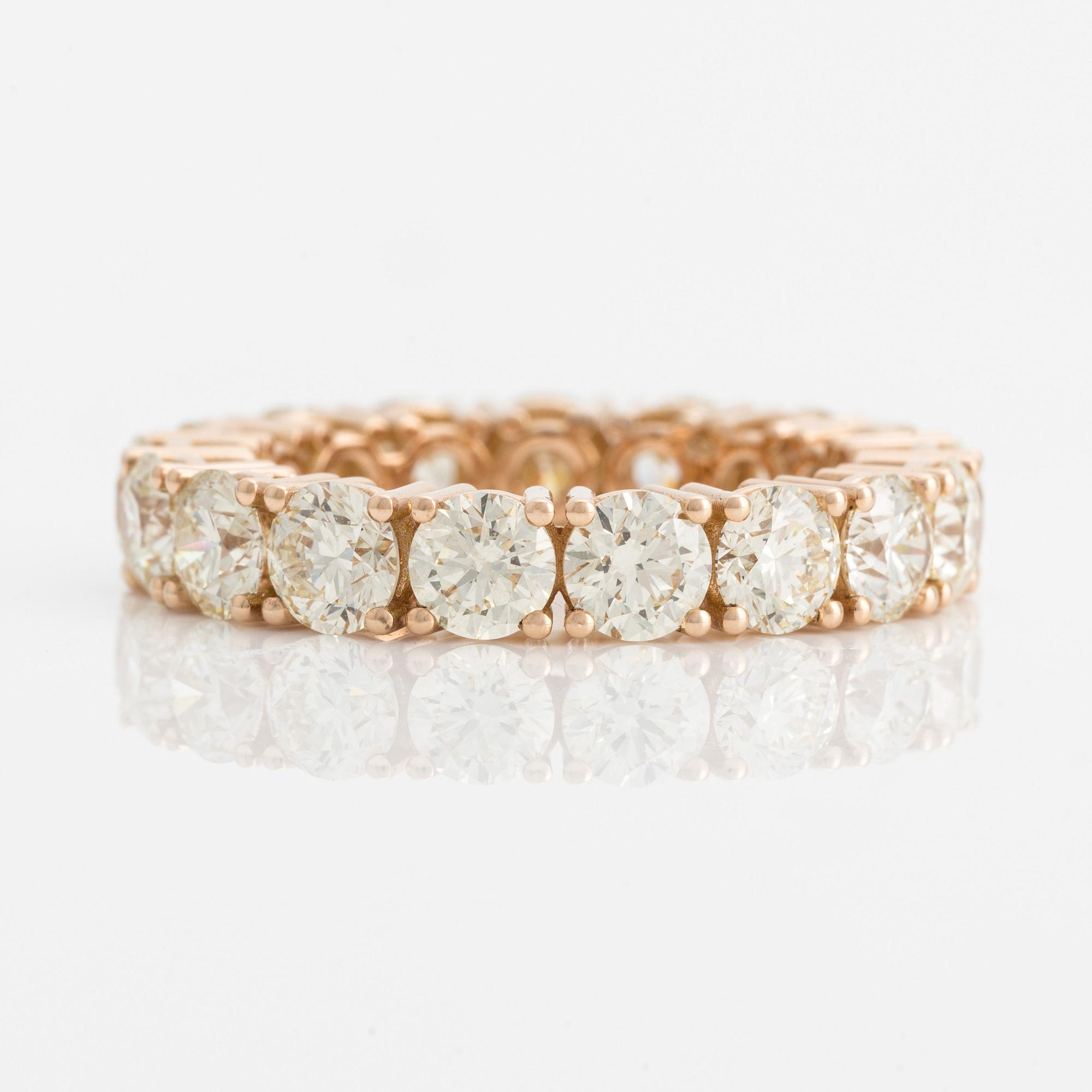 Ring med briljantslipade diamanter.
