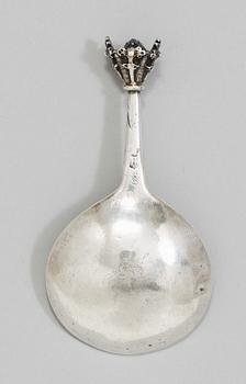 A Swedish late 16th/early 17th century parcel-gilt spoon, makers mark of Klausen, Vä (1594-1614).