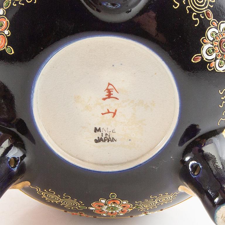 Vas samt urna med lock Satsuma Japan 1900-tal porslin.