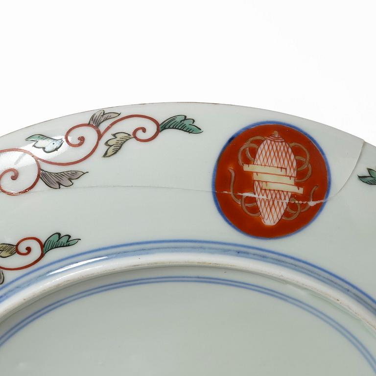 Tallrikar, fyra stycken, samt tekanna med lock, porslin. Japan, Meiji (1868-1912).