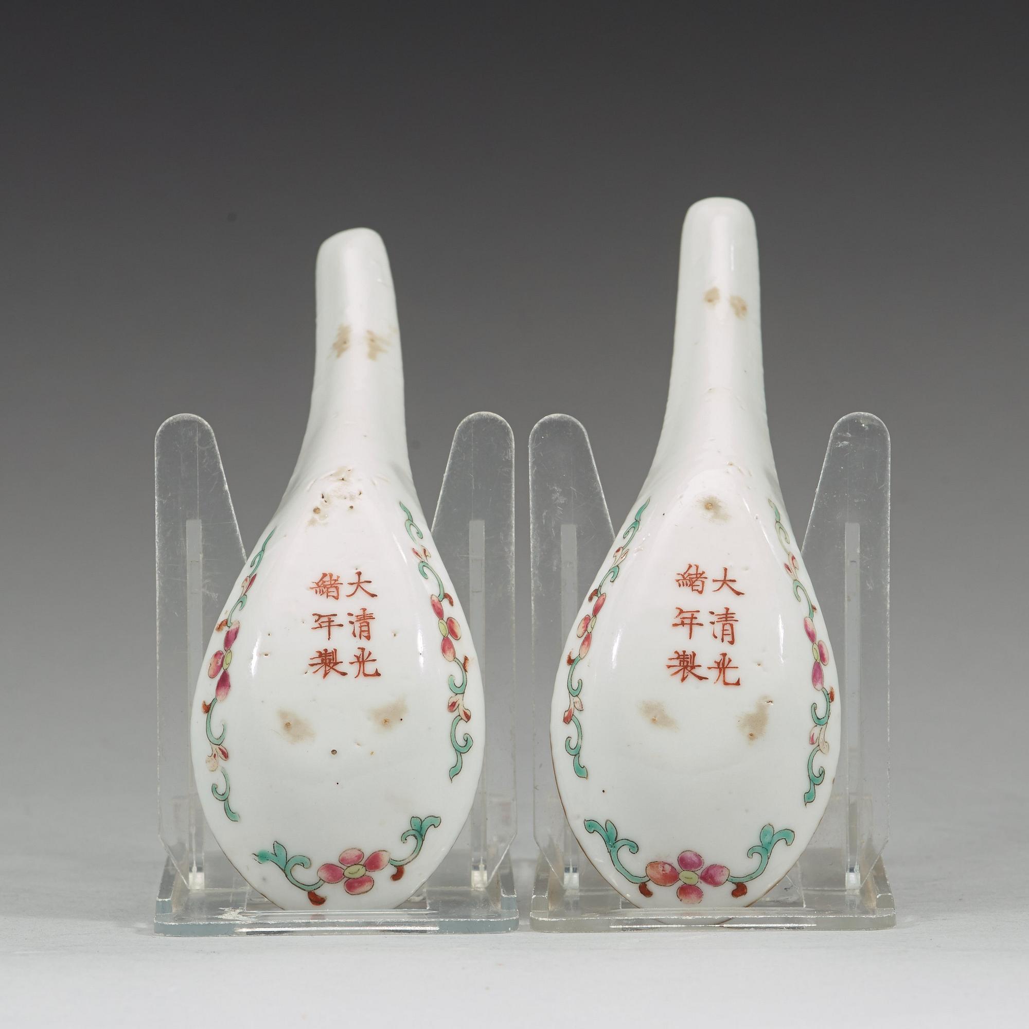 A pair of famille rose peaches spoons, Qing dynasty, Guangxus six character mark and period (1875-1908).