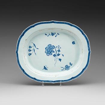 592. A blue and white tureen stand, Qing dynasty Qianlong (1736-95).