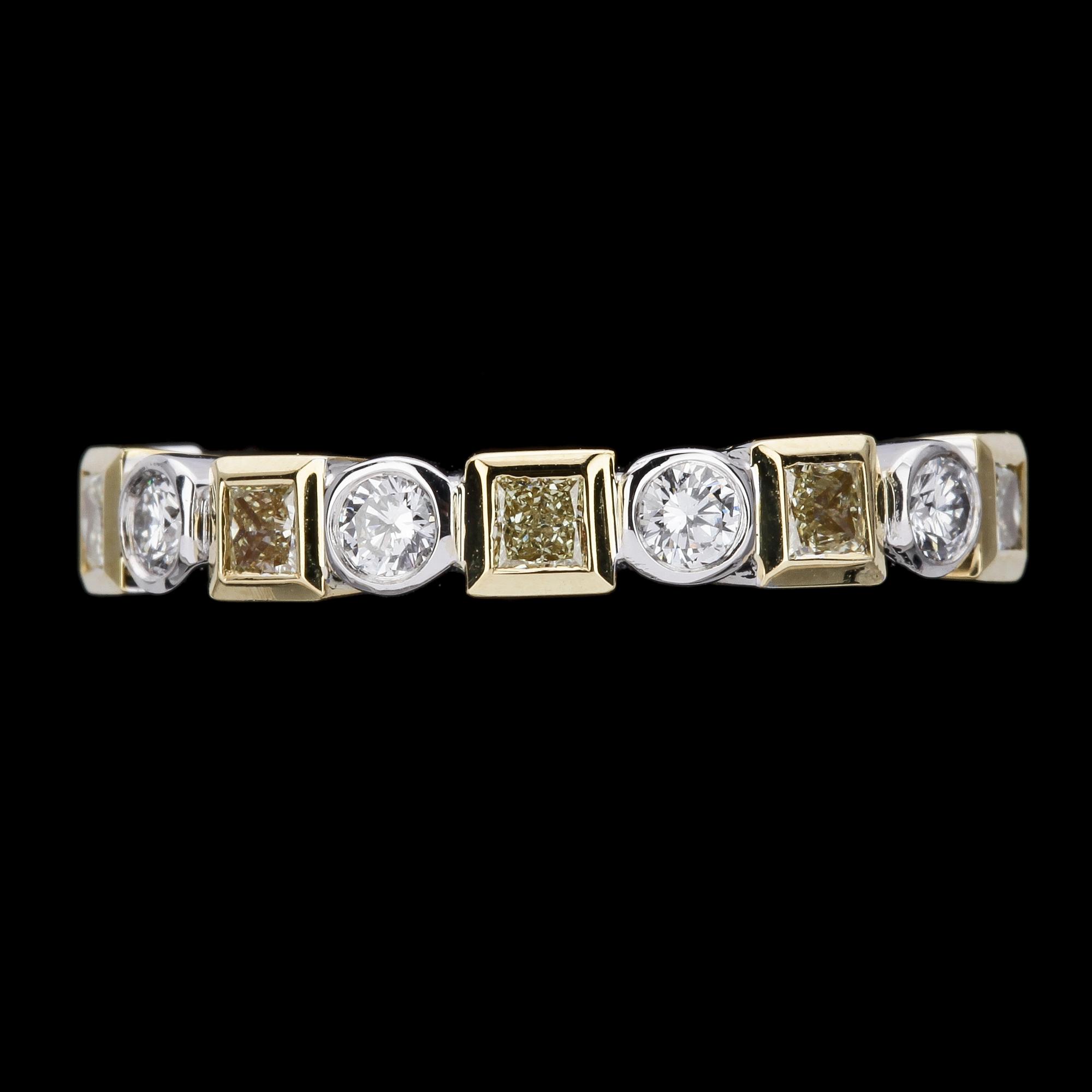 RING, fancy yellow and white brilliant cut diamonds, tot. app. 0.50 cts.