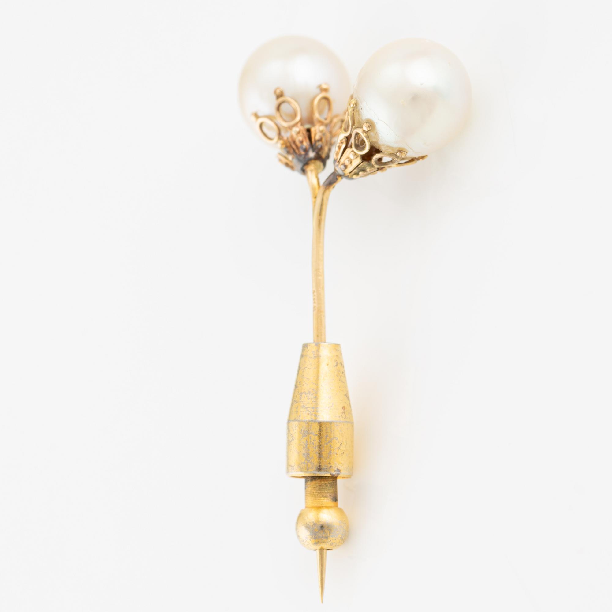 Brooch, pin, 18K gold with pearls.