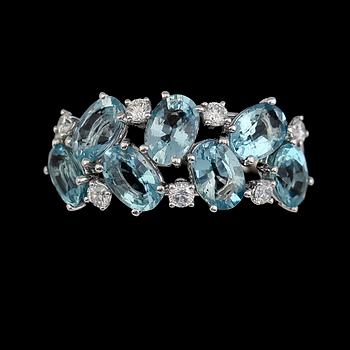 RING, 18K vitguld, diamanter tot ca 0.25 ct, akvamriner tot ca 2.80 ct.