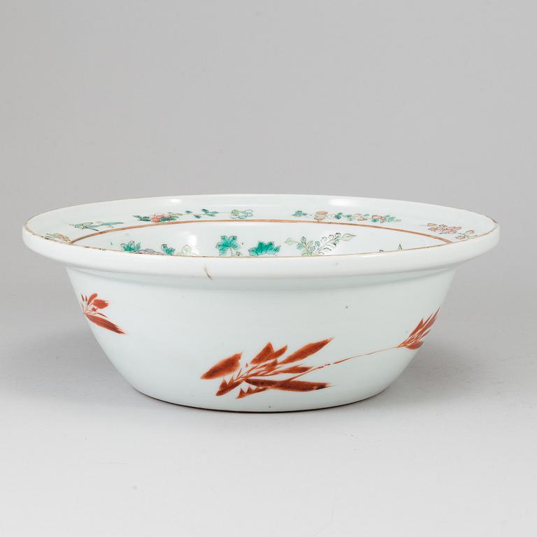 A famille rose wash basin, Qing dynasty, late 19th century.