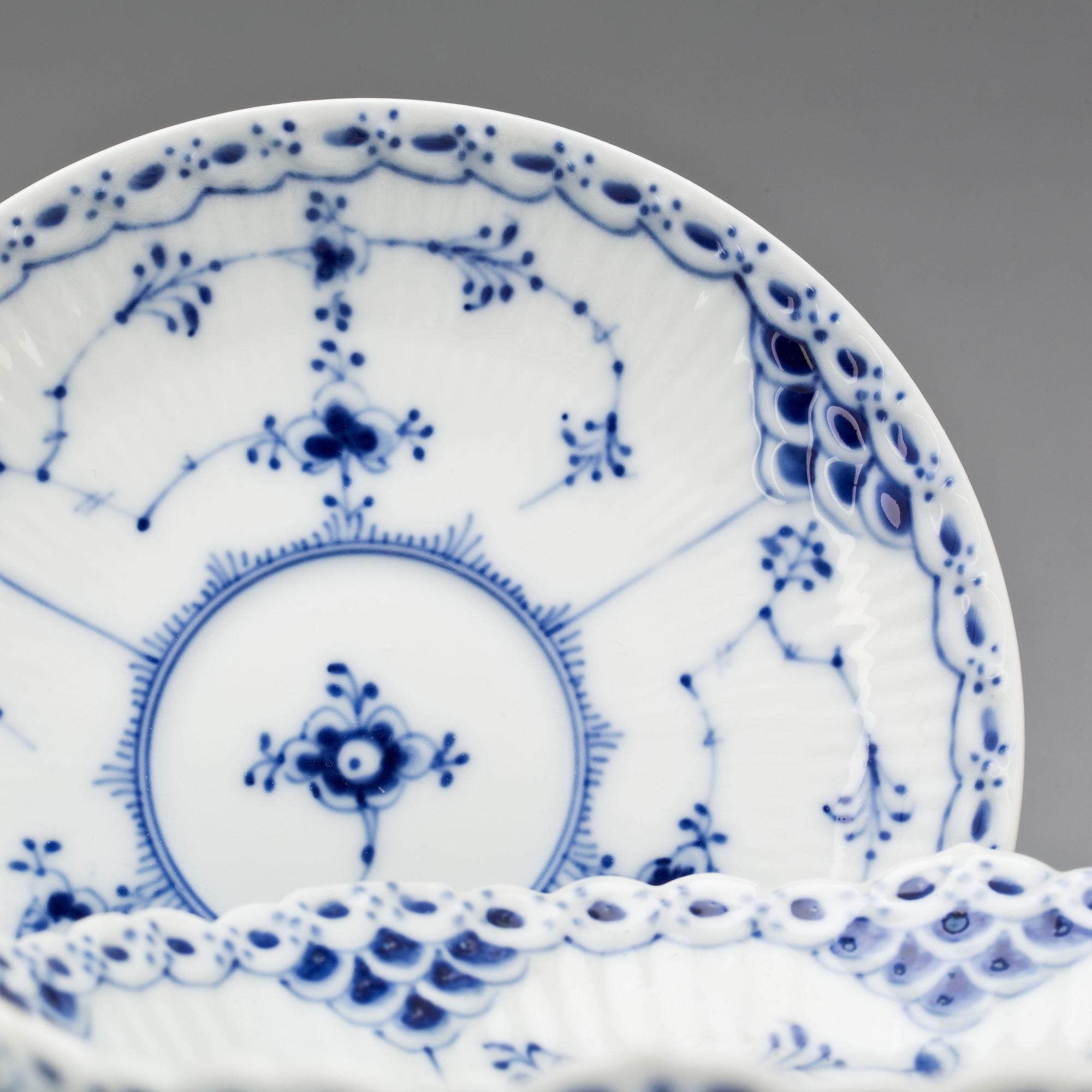 TESERVIS, 39 delar, porslin, "Musselmalet", Royal Copenhagen, 1900-talets andra hälft.