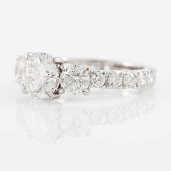 Ring, trestensring, 18K vitguld med briljantslipade diamanter.
