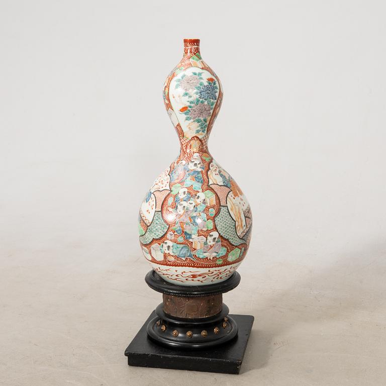 Vase Japan, late 19th century porcelain.