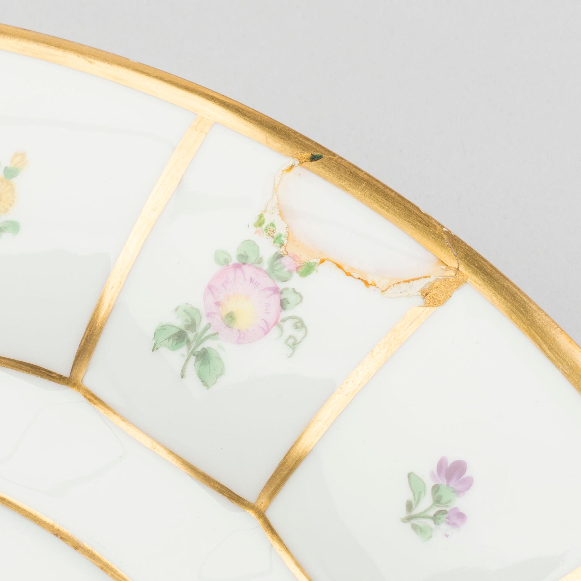 A 83 PIECES "HENRIETTE" DINNER SERVICE IN POCELAIN BY ROYAL COPENHAGEN, Denmark.