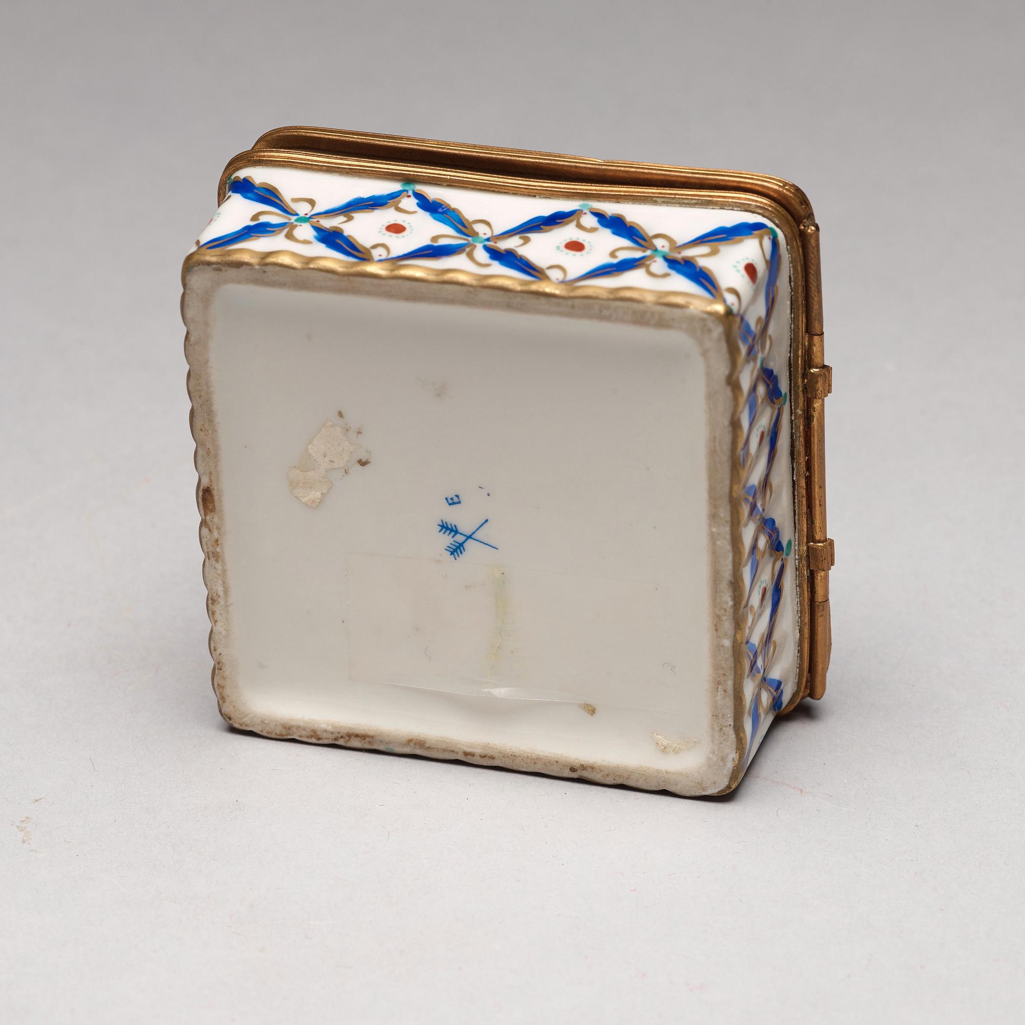 DOSOR, sex stycken, porslin och emalj. 18/1900-tal.