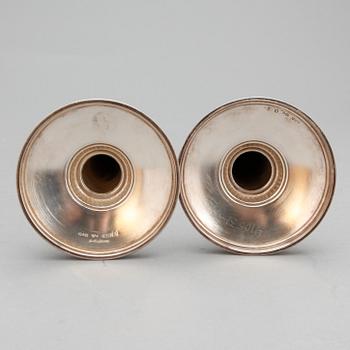 LJUSSTAKAR, ett par. Silver. Ainar Axelsson, GAB, Stockholm, 1956. Totalvikt: ca 324 gram.
