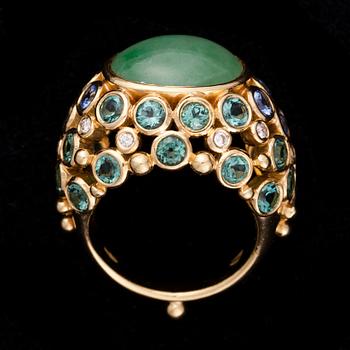 RING, 18K guld, cabochonslipad jadeit ca 8 ct, safirer, diamanter. Temple St. Claire, USA. Vikt 18,4 g.
