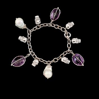 ARMBAND, silver med ametister och vita sötvattenspärlor.