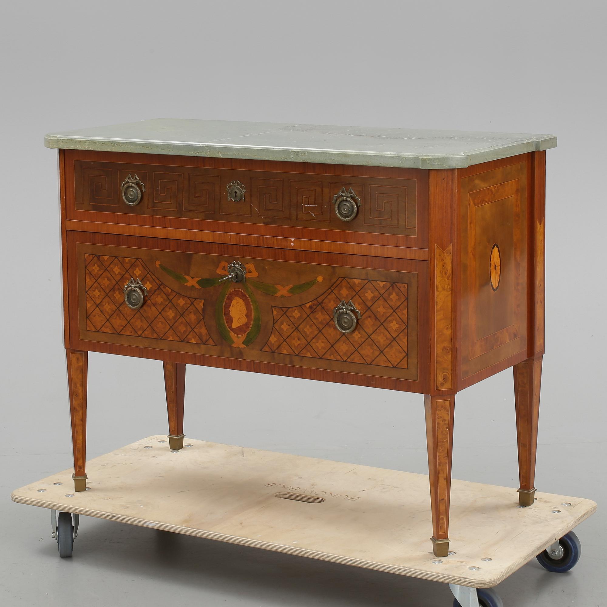 BYRÅ, gustaviansk stil, omkring 1900-talets mitt.