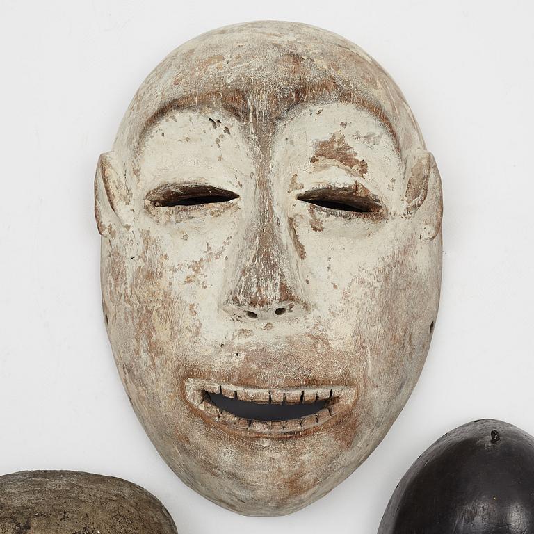 Masker, 4 st, enligt uppgift Dan, Liberia, Ibibio, Nigeria, Varega, Kongo, Songe, Kongo, 1900-talets andra hälft.