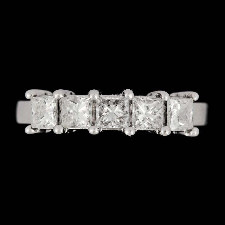 RING, 18 k vitguld med 5 prinsesslipade diamanter totalt ca 1.00 ct. Vikt 4,1 g.