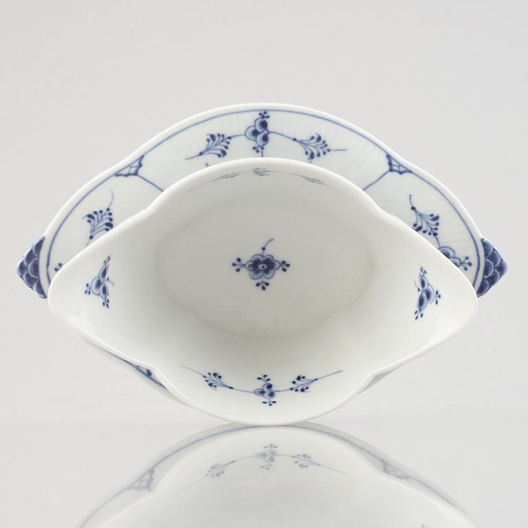A 'Blue Fluted' / 'Musselmalet rifflet' porcelain sauce boat, Royal Copenhagen, model 204, post 1923.