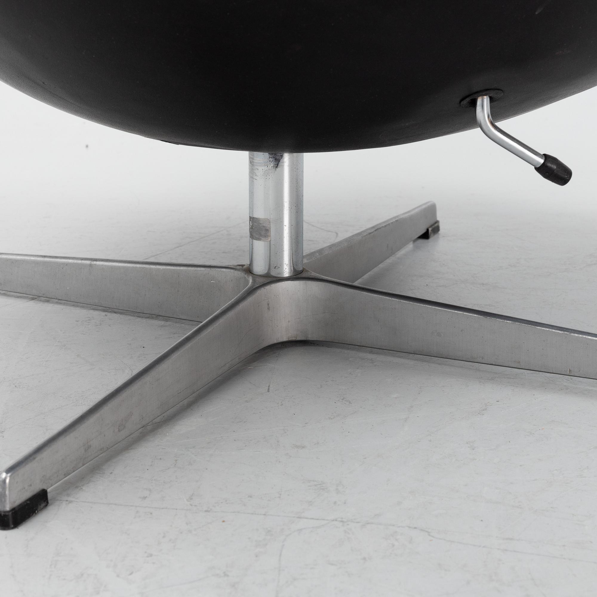 A leather upholsterd 'Egg chair' by Arne Jacobsen.