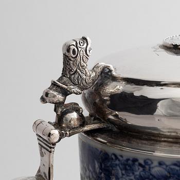 Dryckeskanna, silvermontering på kompaniporslin, otydlig mästarstämpel, Danmark 1700-tal.